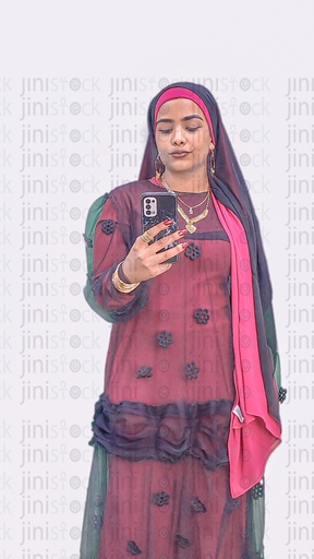 مزارعة مصرية أو فتاة نوبية ترتدي زيًا نوبيًا وتحمل هاتفًا محمولًا وترسل رسائل نصية أو تتصفح تطبيقًا