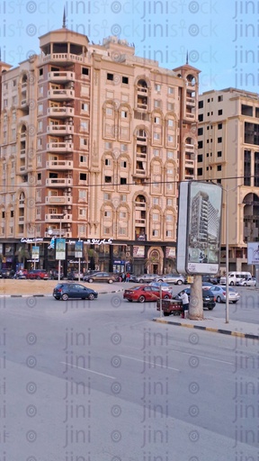 شارع في المعادي بالقاهرة به منطقة خالية من السيارات أو أي وسيلة مواصلات ومباني شاهقة كخلفية للتصميمات.