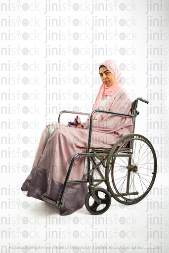 امرأة سعودية خليجية على كرسي متحرك من الخليج
