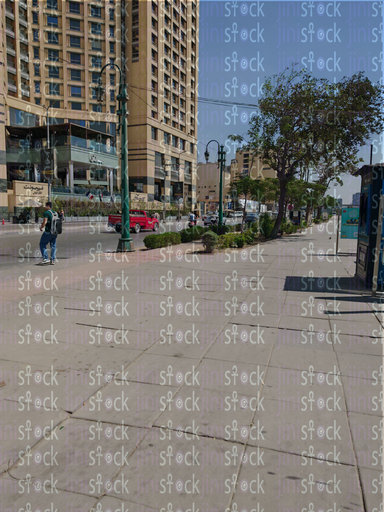  رصيف ممشى أهل مصر مع الأشجار والمحلات