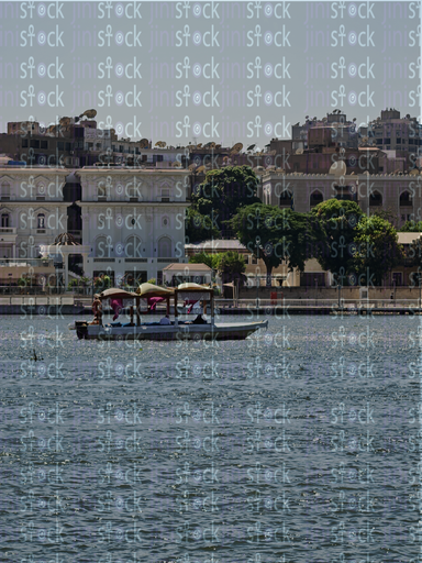  قارب صغير يعبر النيل