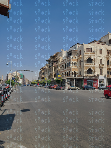 تقاطع واسع بمبانٍ قديمة