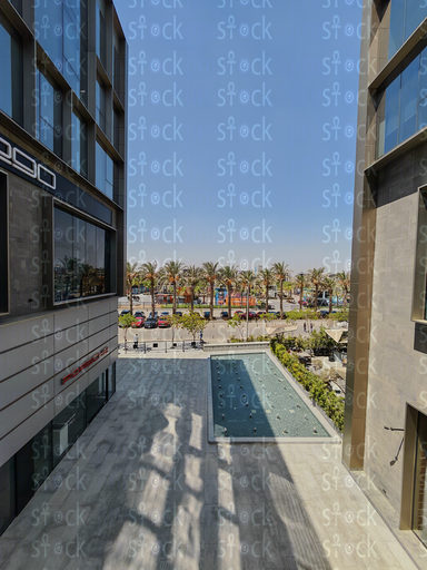 ممر ذو جدران زجاجية ومقعد