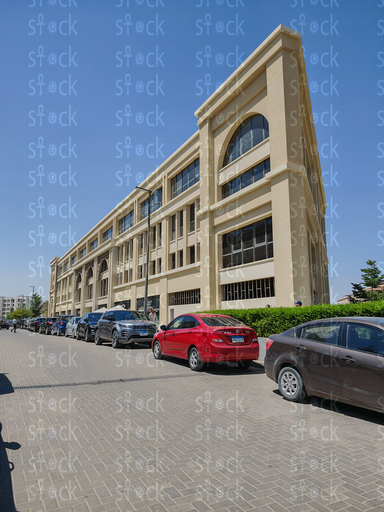 ساحة مشاة مفتوحة بين مبانٍ