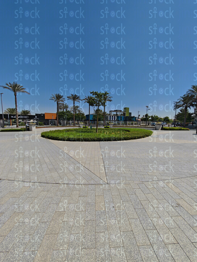 ساحة مفتوحة بمقاعد وسطية