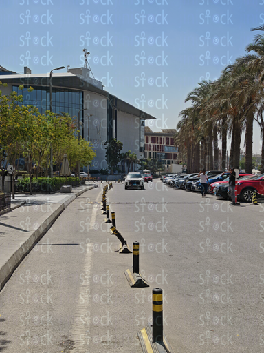 معبر شارع بجوار المول