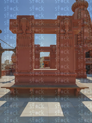  بوابة مقوسة تبروز مشهد القصر