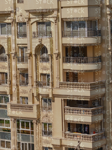 مبنى سكني بشرفات