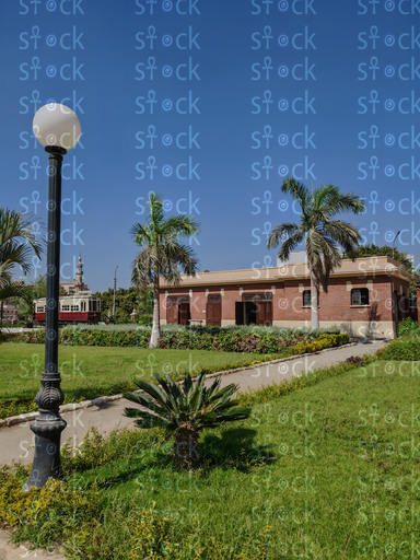 حديقة خضراء بجوار قصر البارون