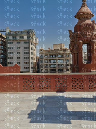 تماثيل على السطح تطل على المدينة