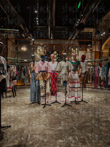 مجموعة أزياء وسط مساحة العرض