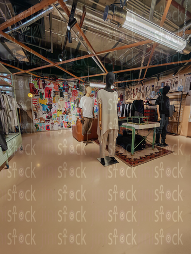 مجموعة تماثيل عرض أمام حائط الملصقات