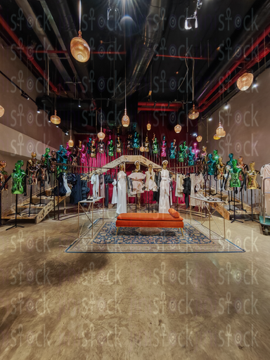 معرض أزياء عصري بتصميمه المبتكر