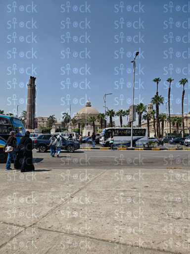 منظر هادئ للحرم الجامعي مع المبنى الرئيسي في الأفق.