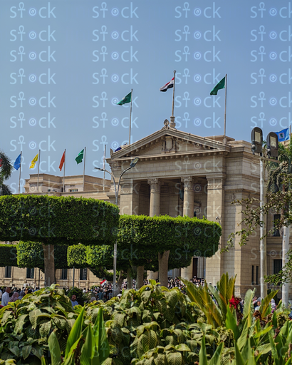 منظور واسع للمبنى الرئيسي العظيم للجامعة