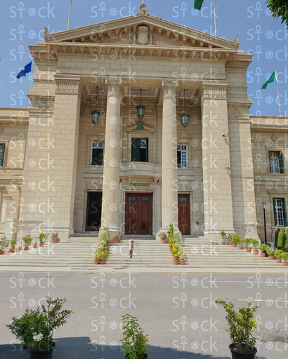 العظمة المعمارية للمدخل الرئيسي للجامعة