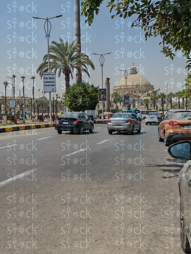 القاعدة المعمارية والنوافذ المهيبة للقبة