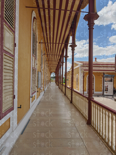 الأعمدة الكلاسيكية والسماء الزرقاء في متحف قناة السويس