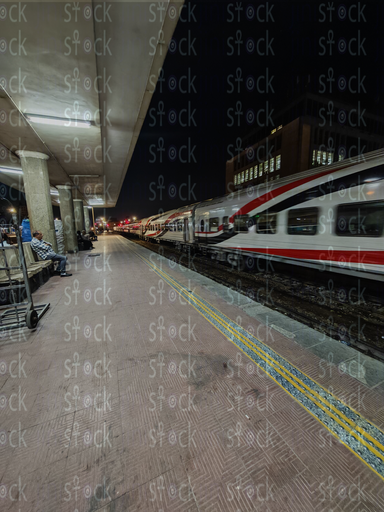  قضبان الحديد الممتدة نحو الأفق