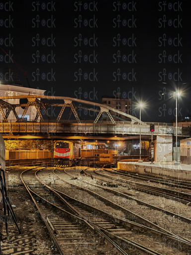 مشهد الليل في مركز السكك الحديدية بالقاهرة