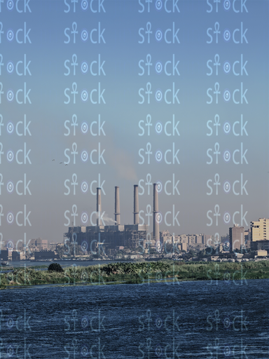 أحد المصانع القريبة من النيل