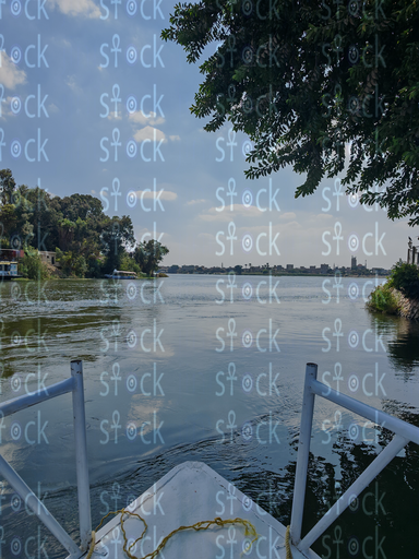 مركب شراعي فوق مياه هادئة