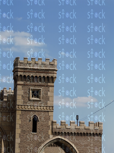 منظر جانبي للهيكل الحجري الضخم للقناطر