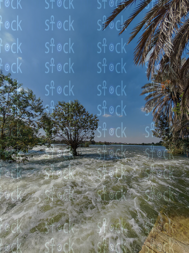  شلال فوق الصخور